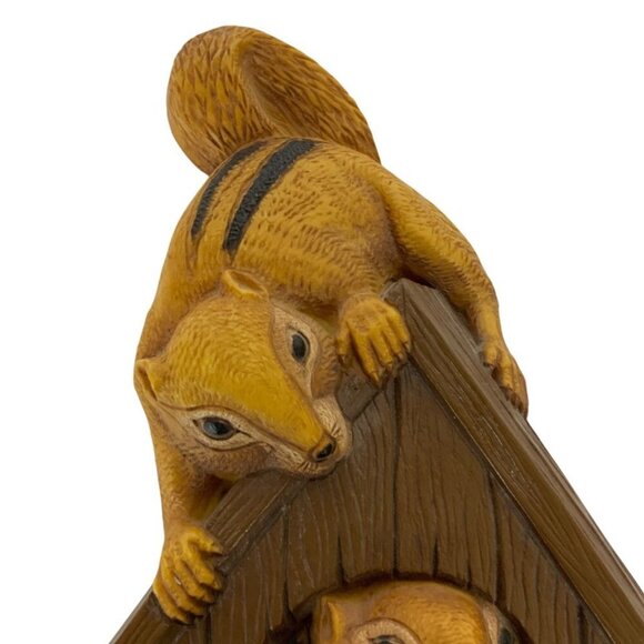 Vintage Dart Wall Plaque Chipmunks in Birdhouse Molded Plastic 1977 - Picture 3 of 6
